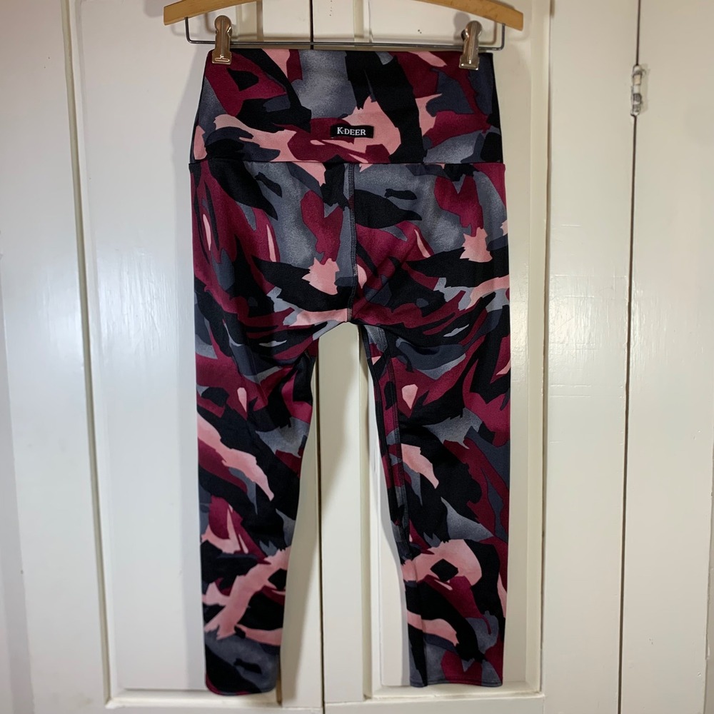 K-DEER Womens High Waisted Capri Leggings Abstract Camo Burgundy Pink Gray L